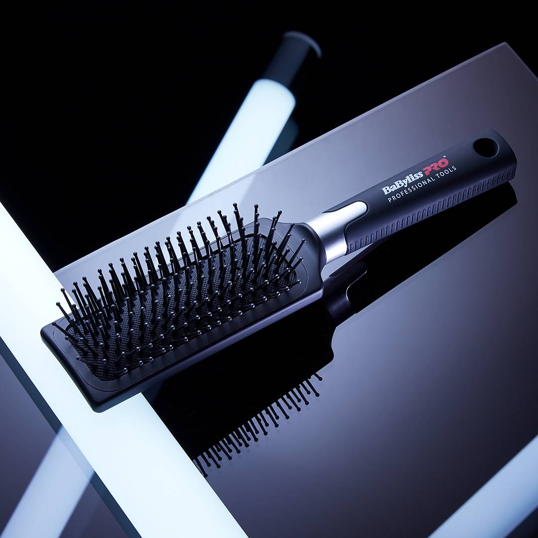Brosse plate BaBylissPRO utilisée pour lisser et démêler