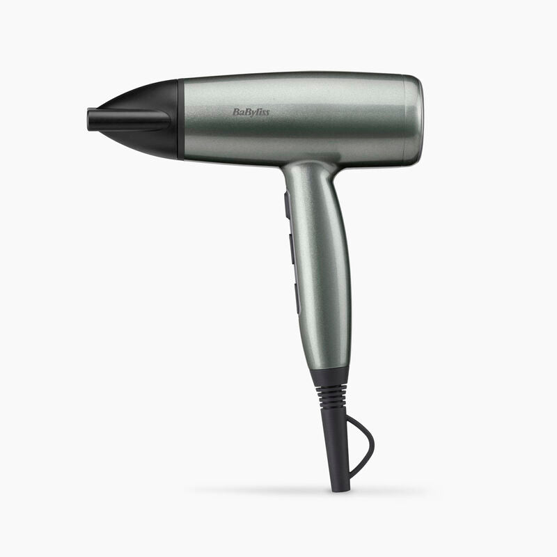 Utilisation sèche-cheveux compact coiffage rapide à domicile