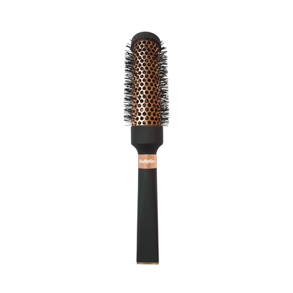 Brosse brushing BaByliss Signature avec cylindre métallique cuivré pour un séchage rapide et uniforme. Picots en nylon, manche ergonomique exclusif et finition premium. Convient à tous types de cheveux.