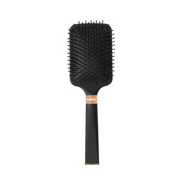 Brosse démêlante BaByliss Signature, adaptée à tous types de cheveux. Picots en nylon avec traitement ionique anti-statique pour des cheveux lisses et sans frisottis. Manche ergonomique exclusif et finition noir mat soft touch.
