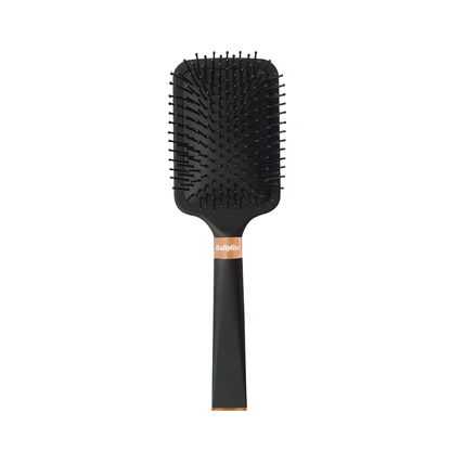 Brosse démêlante BaByliss Signature, adaptée à tous types de cheveux. Picots en nylon avec traitement ionique anti-statique pour des cheveux lisses et sans frisottis. Manche ergonomique exclusif et finition noir mat soft touch.
