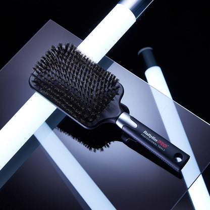 Brosse BaBylissPRO poils sanglier utilisée pour lisser et faire briller