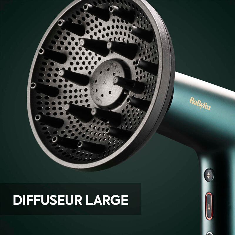 Sèche-cheveux ultra léger BaByliss Air Power Pro tenu en main pour une utilisation confortable