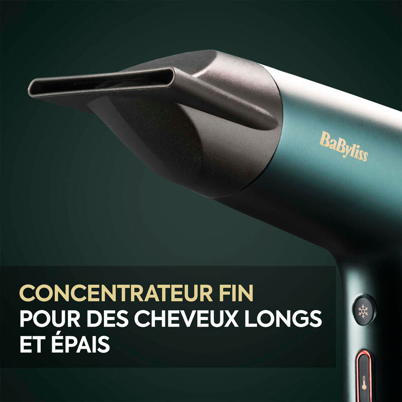 Femme réalisant un brushing facile avec le sèche-cheveux BaByliss Air Power Pro à haute vitesse
