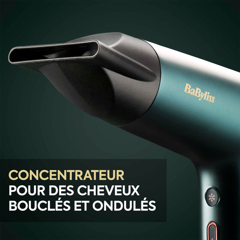 Vue rapprochée de la sortie d’air du BaByliss Air Power Pro montrant un flux homogène sur toute la chevelure