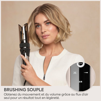 Femme tenant le boucleur automatique BaByliss Style Secret Air pour créer un brushing souple avec diffusion d'air.