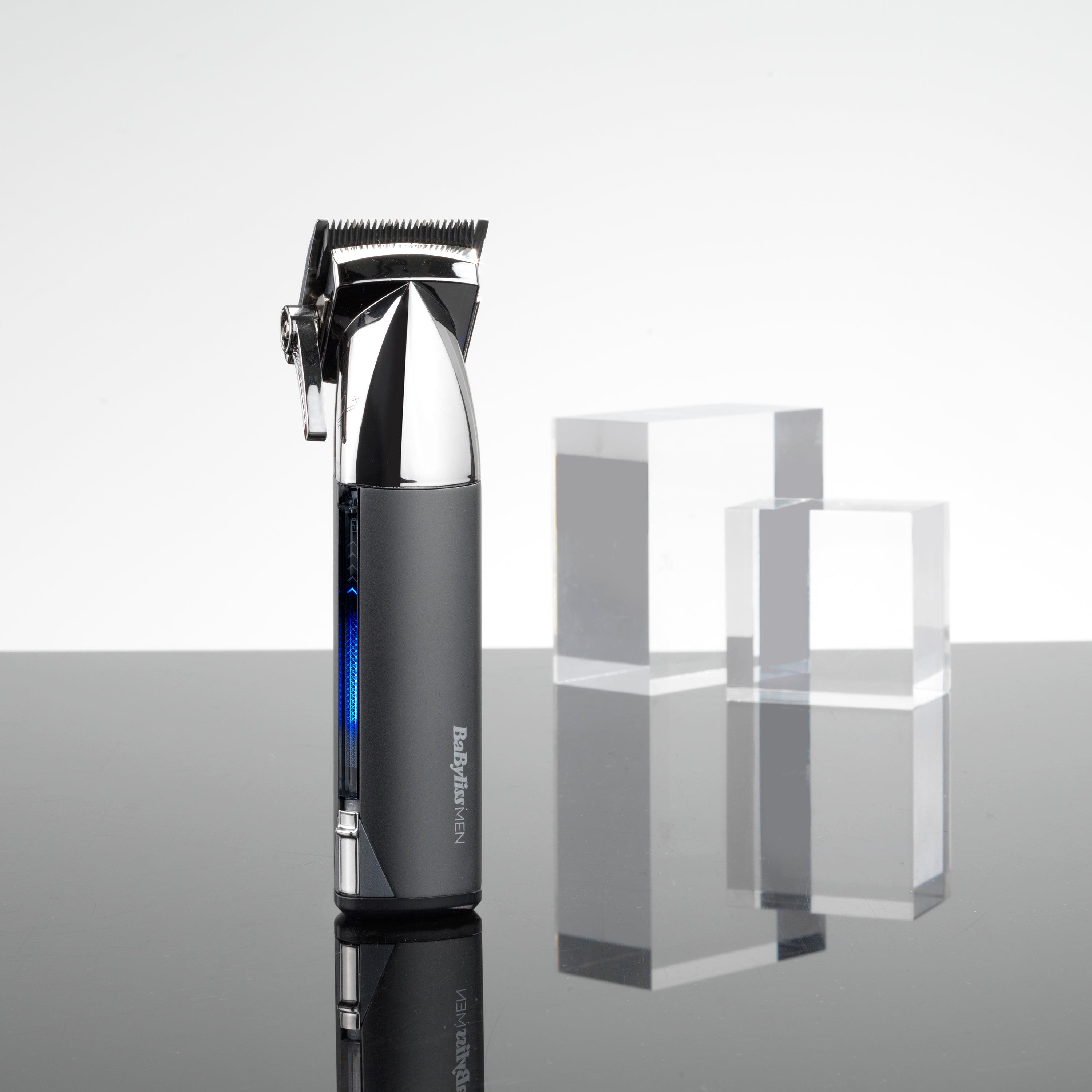 Tondeuse cheveux BaByliss Super-X Metal vue latérale détaillée, lames en acier japonais haute précision pour une coupe nette