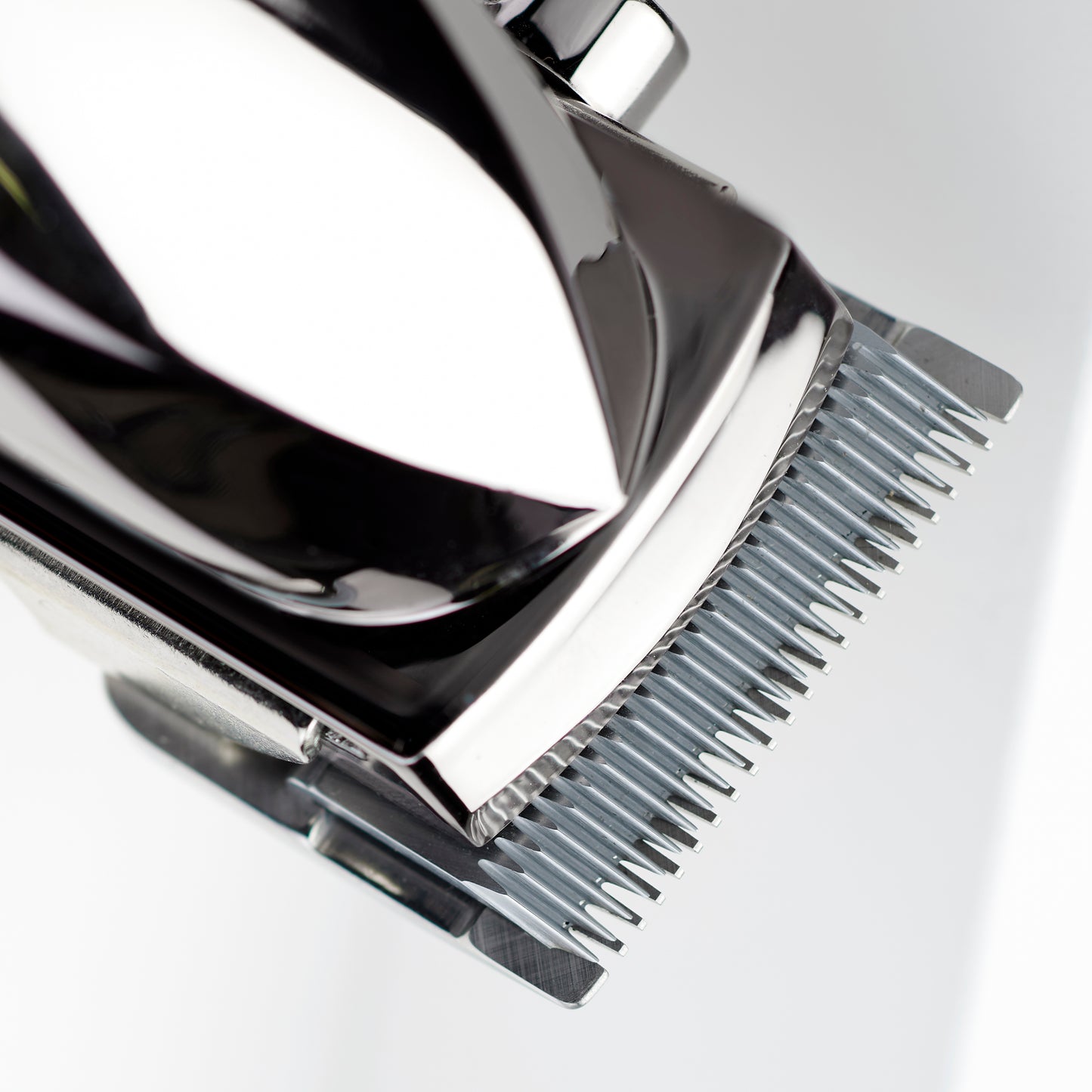 BaByliss Super-X Metal zoom sur la tête de coupe, angle ultra coupant pour une tonte fluide et précise sur tous types de cheveux