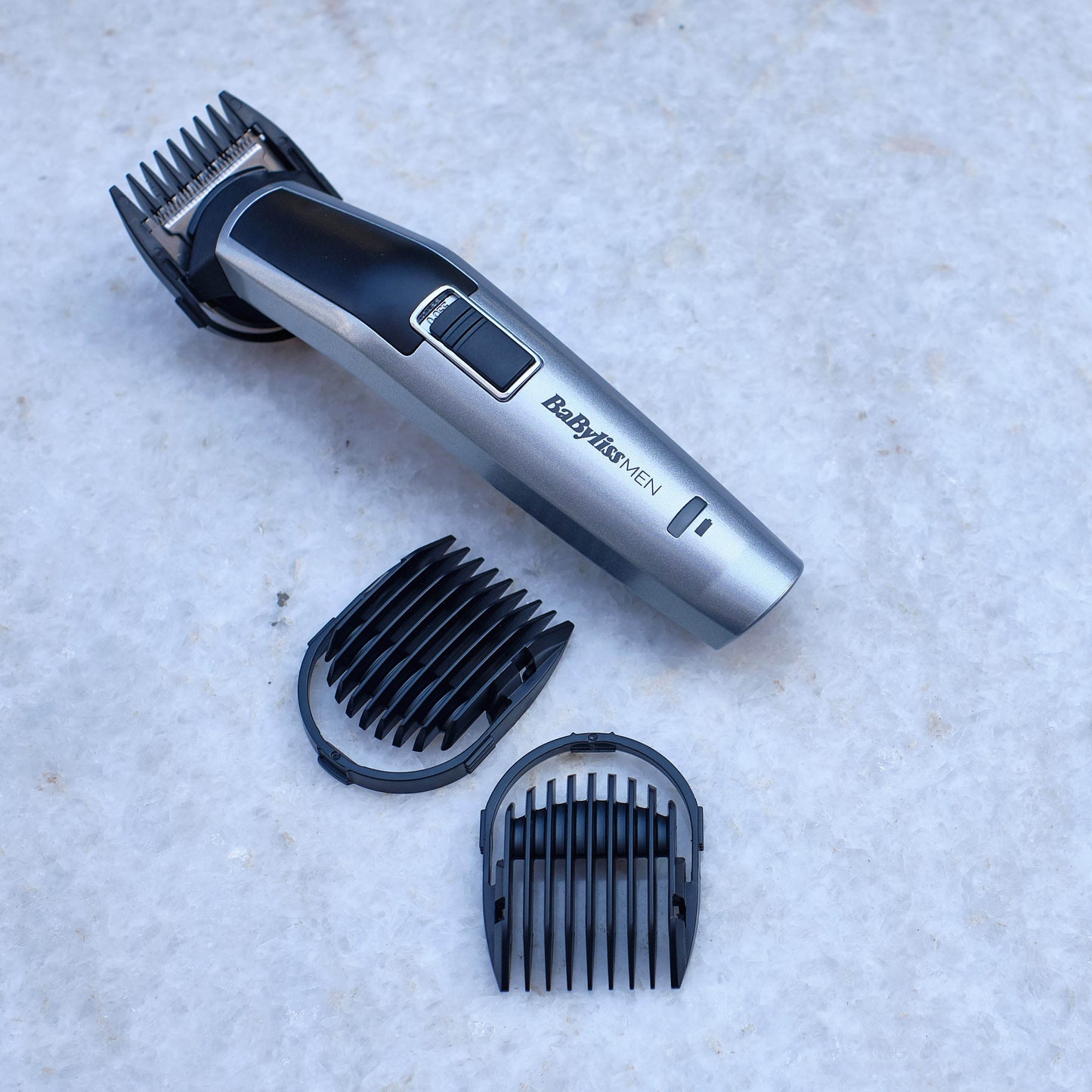 BaByliss tondeuse Titanium 8-en-1 zoom sur les lames en titane, coupe précise et nette pour barbe et finitions