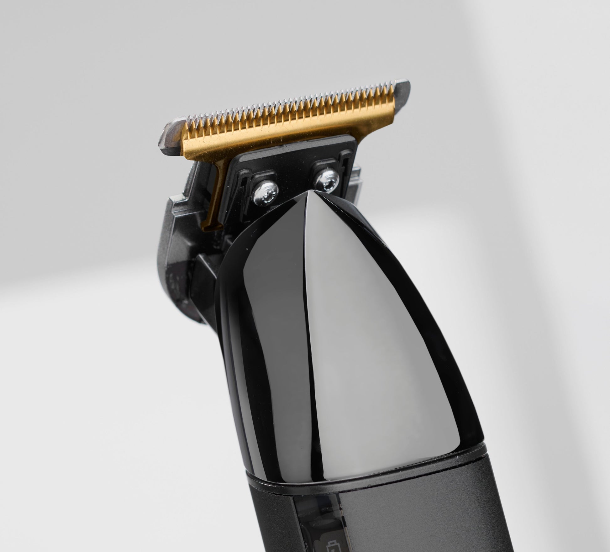 BaByliss Super-X Metal Black Edition zoom sur les lames en titane, glisse douce et précision sur barbes denses