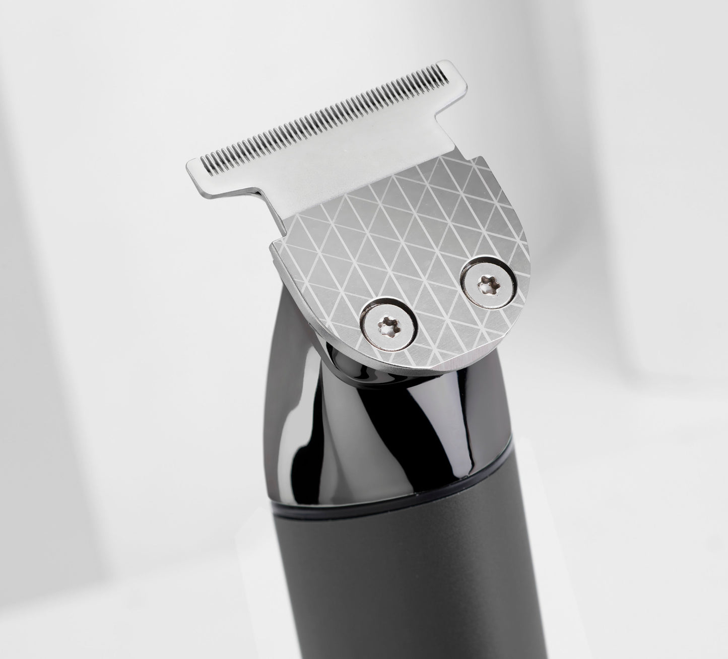 BaByliss Super-X Metal Black Edition zoom sur les lames en titane, glisse douce et précision sur barbes denses