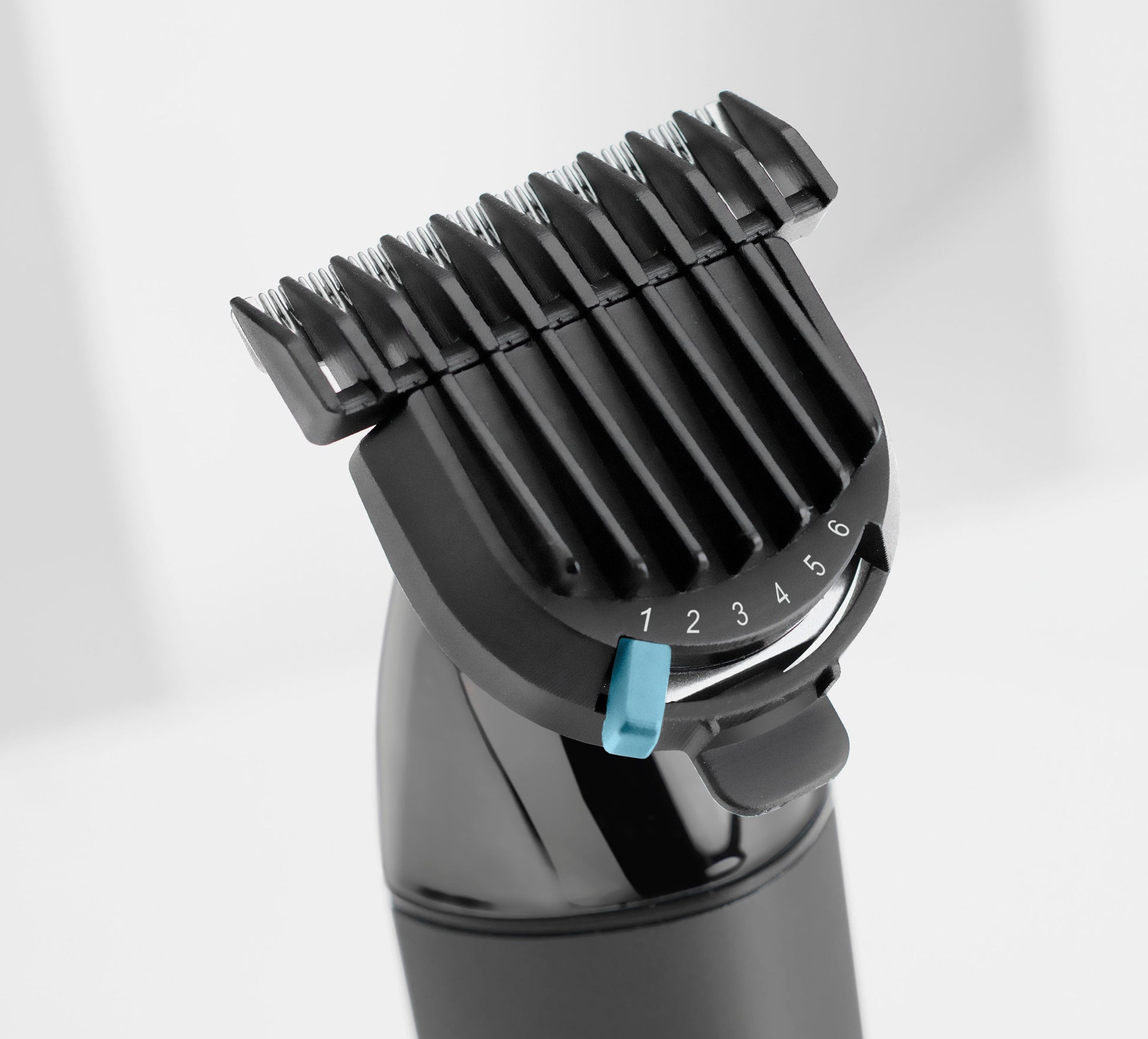 BaByliss Super-X Metal Black Edition zoom sur les lames en titane, glisse douce et précision sur barbes denses